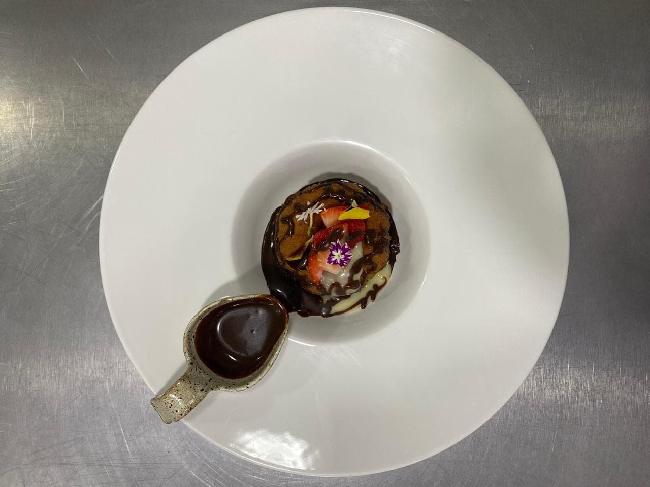 Canapé individual empratado com molho servido à parte, em prato branco