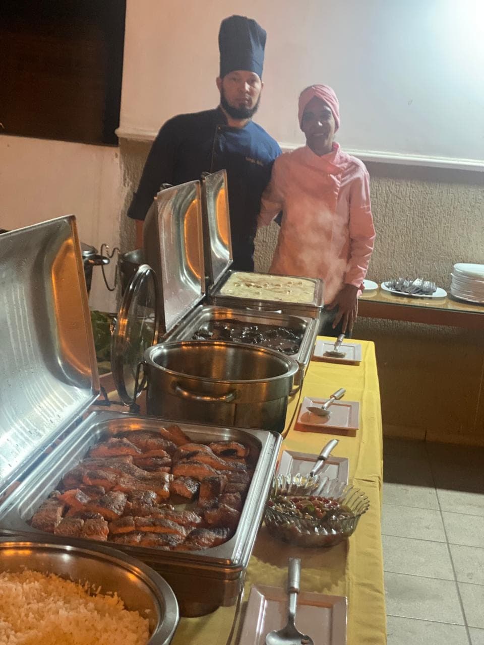 Chef Sérgio Brito e a equipe de cozinha ao lado dos rechauds do buffet